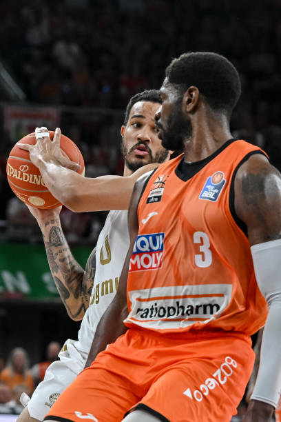 同时在防守 同时在防守